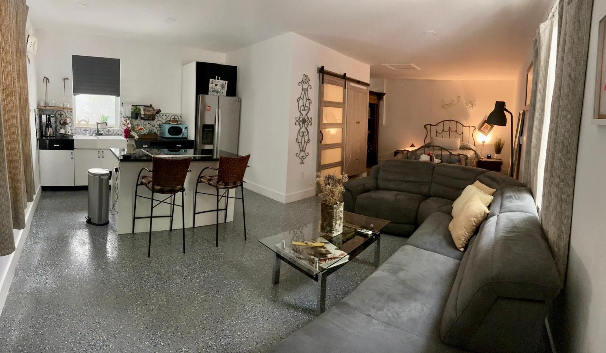 Flora's Garden Apartment/studio Apartment *